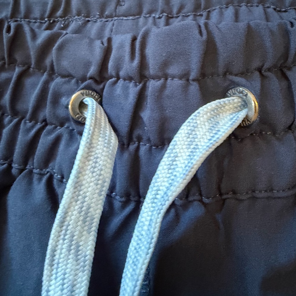 Vuori Clementine Shorts est size Large Navy 2.5 inch inseam running athleisure - Picture 2 of 4